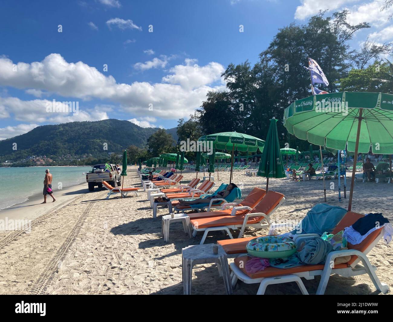 Patong, Thailand. 17. März 2022. Sonnenliegen am Strand von Patong auf Phuket. Der Tourismus in der Urlaubsdestination nimmt nur sehr langsam wieder auf. Thailand plant, die Einreisebestimmungen für zweimal geimpfte Touristen weiter zu lockern, voraussichtlich ab Juni. Quelle: Carola Frentzen/dpa/Alamy Live News Stockfoto