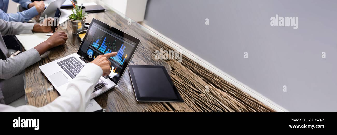 Seitenansicht der Geschäftsleute, die Prüfung der Grafik auf dem Computer am Arbeitsplatz Stockfoto