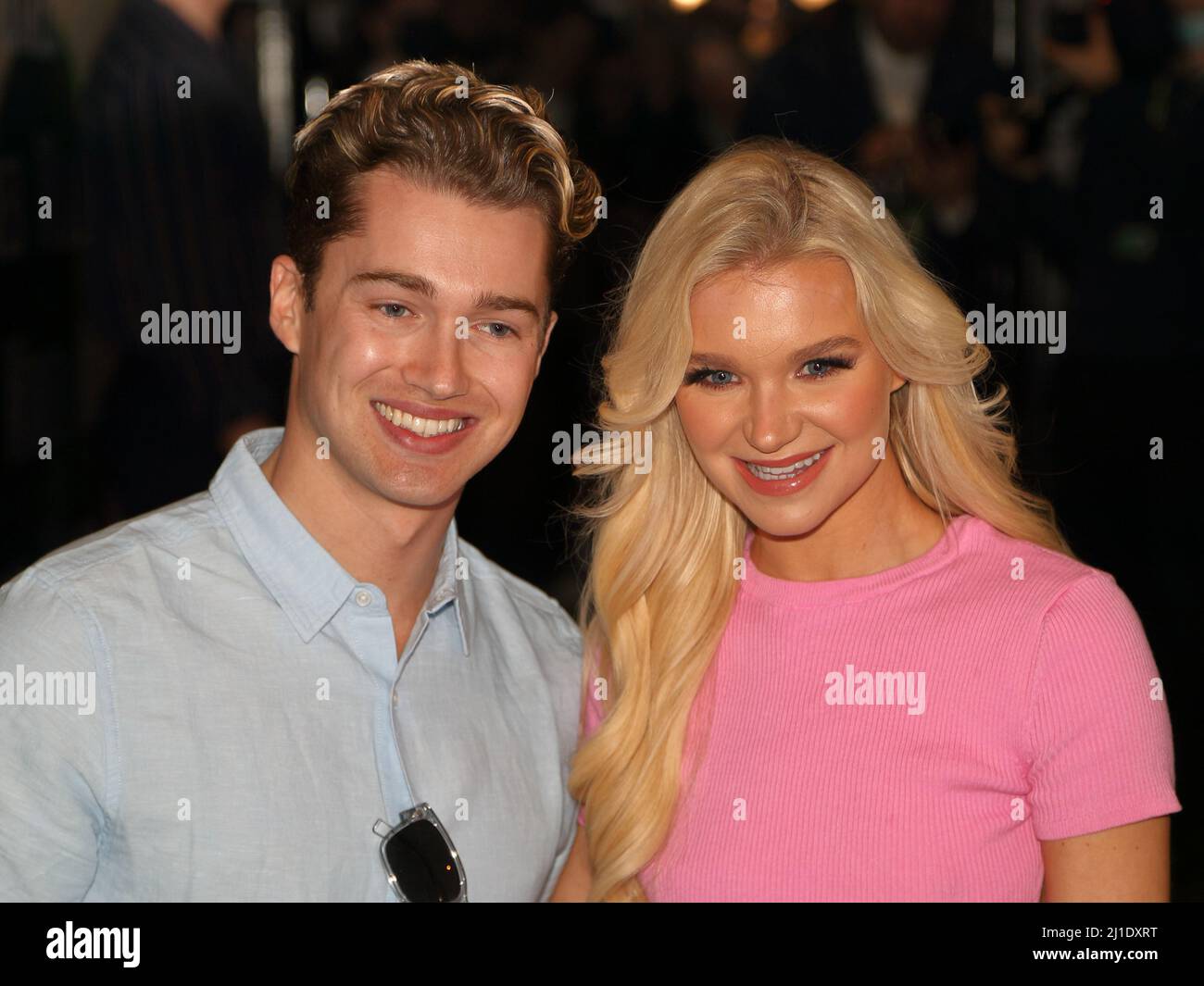 London, Großbritannien, 24.. März 2022, die professionelle Tänzerin AJ Pritchard und seine Freundin Abbie Quinnen besuchen die Wicked Media Night im Apollo Victoria Theatre Stockfoto