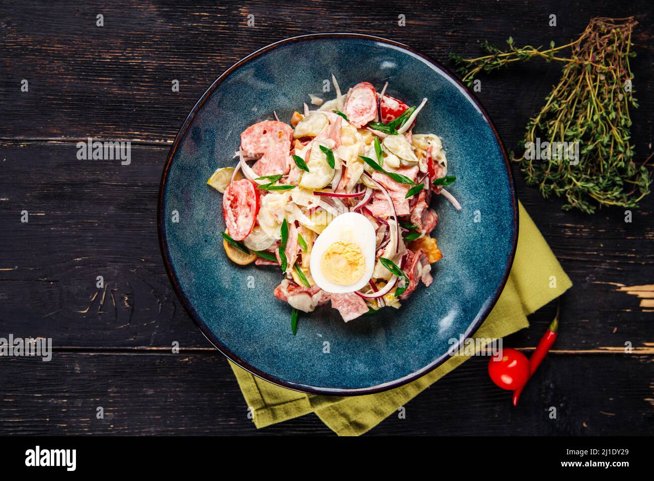 Geräucherter Würstelsalat mit Eiern und Gemüse Stockfoto