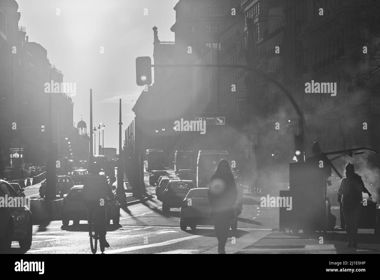 Verkehr in den Straßen des Stadtzentrums von Madrid. Stadtverkehr in der Innenstadt Stockfoto