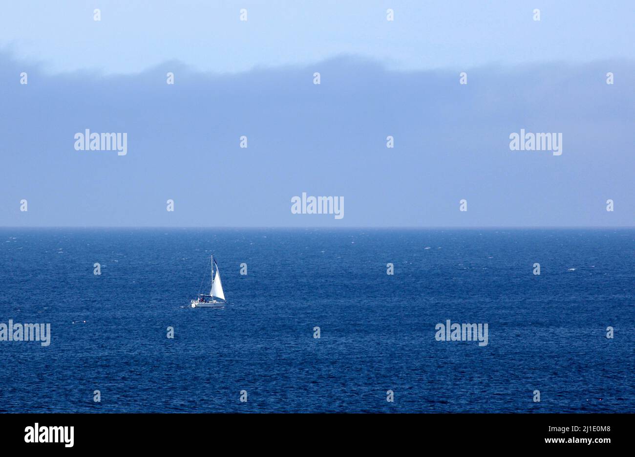 Segelschiff auf der Irischen See bei PorthTowyn Tudweiliog an der nordwestlichen Küste auf der Lleyn Peninsula North Wales Großbritannien Stockfoto