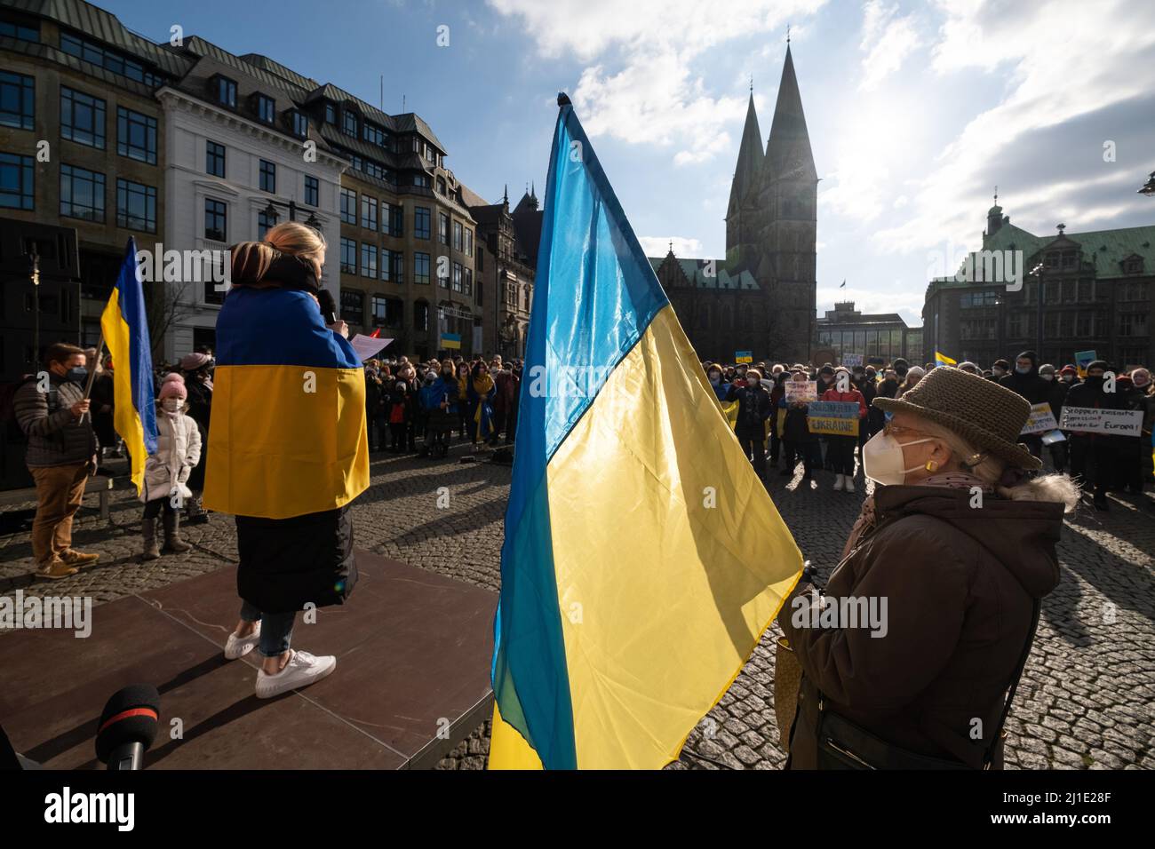 06.03.2022, Deutschland, Bremen, Bremen - Wir stehen für die Ukraine - Demonstration gegen Putins Krieg gegen die Ukraine. 00A220306D002CAROEX.JPG [MODELLVERÖFFENTLICHUNGSVERSION Stockfoto