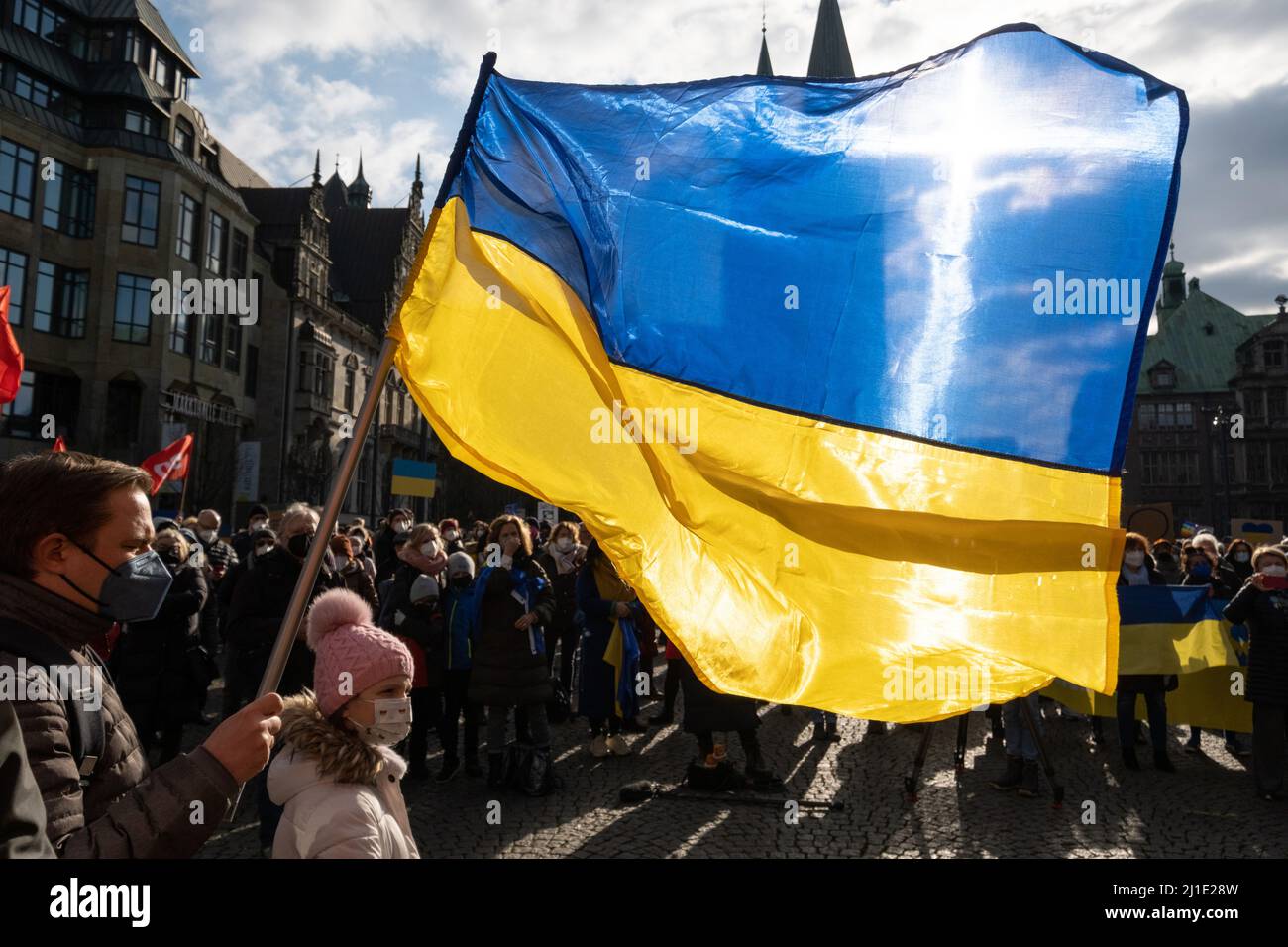 06.03.2022, Deutschland, Bremen, Bremen - Wir stehen für die Ukraine - Demonstration gegen Putins Krieg gegen die Ukraine. 00A220306D003CAROEX.JPG [MODELLVERÖFFENTLICHUNGSVERSION Stockfoto