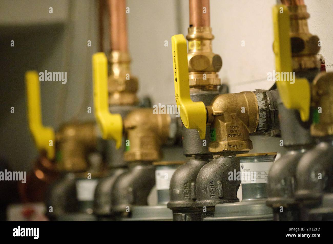 12.12.2021, Deutschland, Bremen, Bremen - Gashahn in einem Mehrfamilienhaus. 00A211212D065CAROEX.JPG [MODELLVERSION: NICHT ZUTREFFEND, EIGENTUMSFREIGABE: NEIN (C) Stockfoto