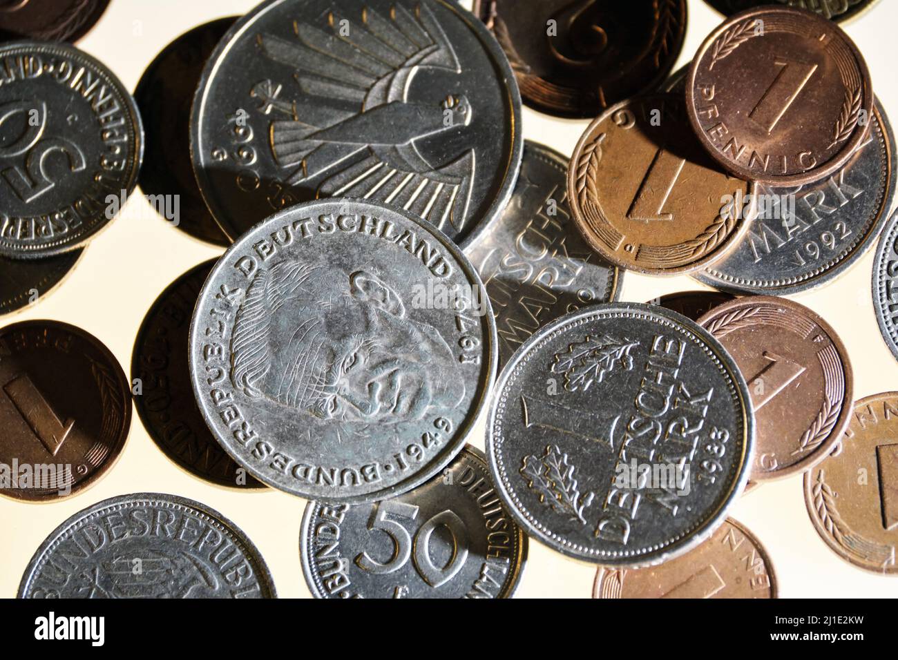 03.01.2022, Deutschland, Bremen, Bremen - 1-DM-Münze, 2-DM-Münze, 5-DM-Münze und andere Münzen, auch Kleingeld. 00A220103D106CAROEX.JPG [MODELLVERSION: NICHT Stockfoto