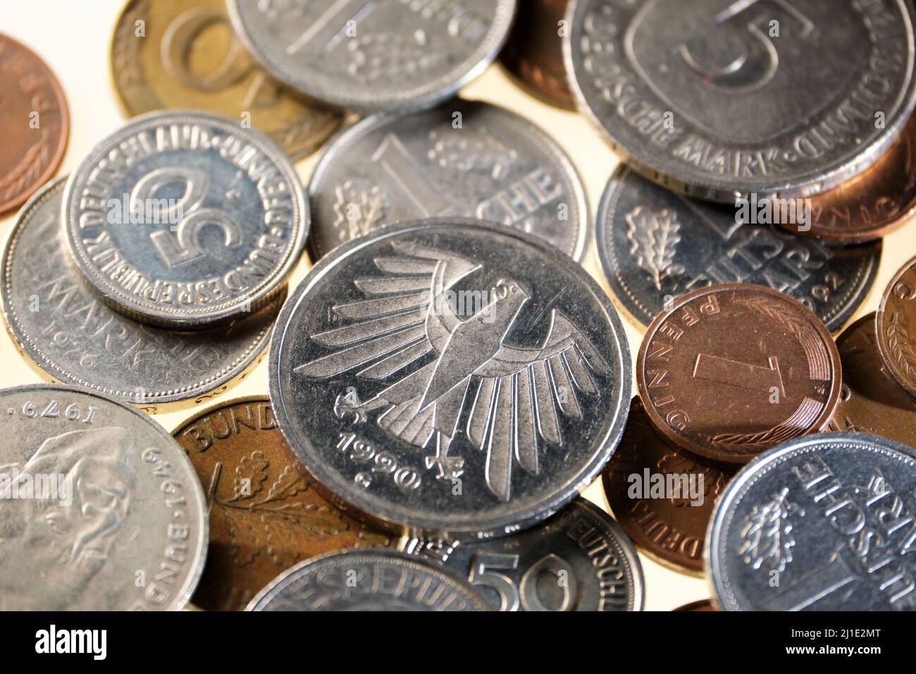 04.01.2022, Deutschland, Bremen, Bremen - 5-DM-Münzen und andere Münzen, auch Kleingeld. 00A220104D242CAROEX.JPG [MODELLVERSION: NICHT ZUTREFFEND, EIGENTUM R Stockfoto