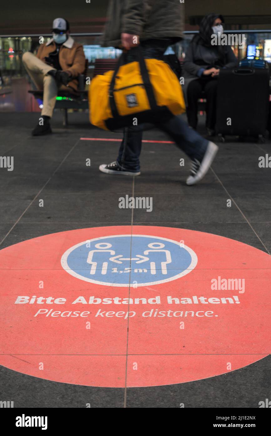 22.01.2022, Deutschland, Berlin, Berlin - Hinweis zur Fernabstandsregel (Corona) im Berliner Hauptbahnhof. 00A220122D093CAROEX.JPG [MODEL RELEASE: NO, PROPERTY RE Stockfoto