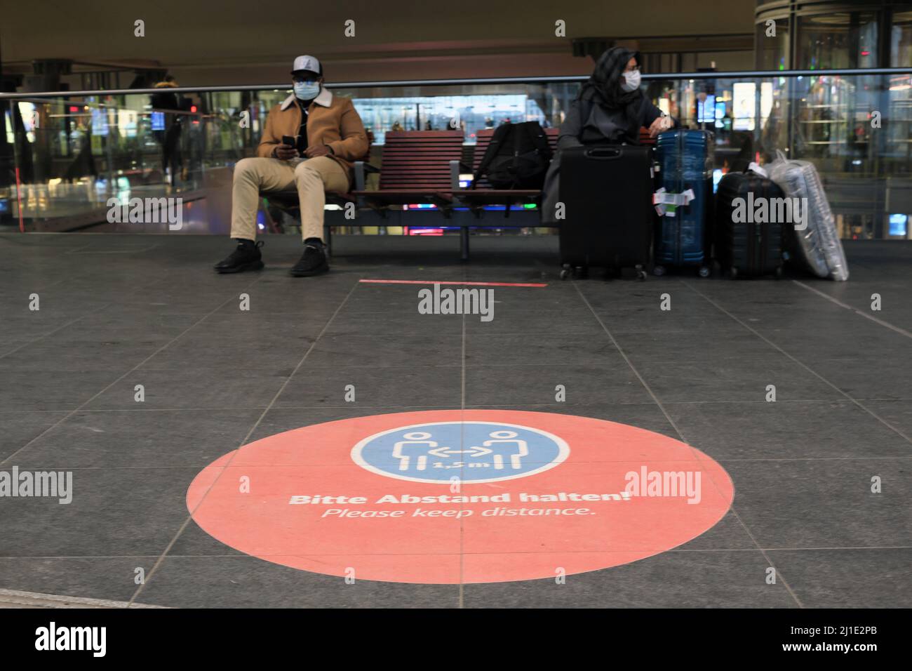 22.01.2022, Deutschland, Berlin, Berlin - Hinweis zur Fernabstandsregel (Corona) im Berliner Hauptbahnhof. 00A220122D105CAROEX.JPG [MODEL RELEASE: NO, PROPERTY RE Stockfoto