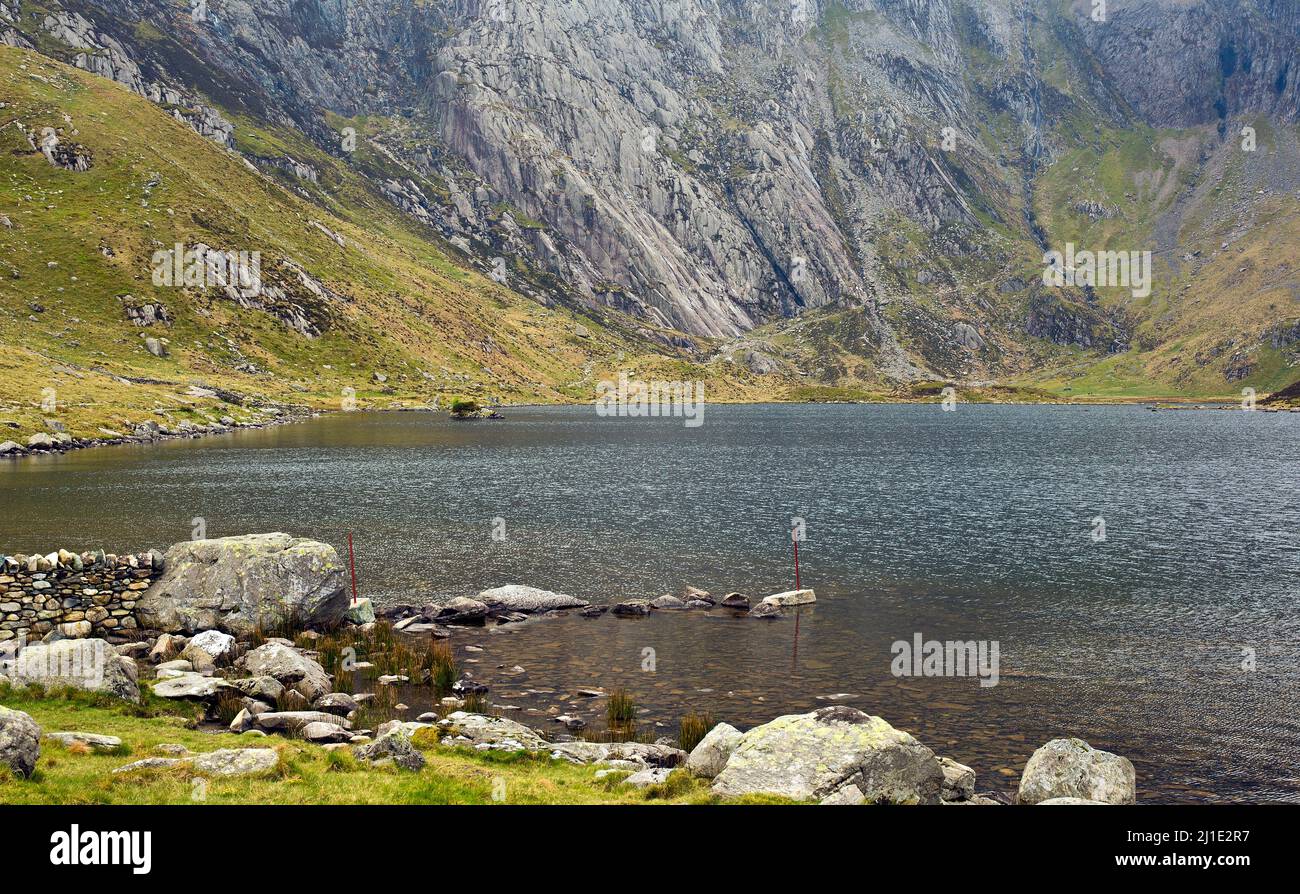 Llyn Idwal und Devils Kitchen in Snowdonia-Nationalpark Gwynedd North Wales UK, Spätfrühling. Stockfoto