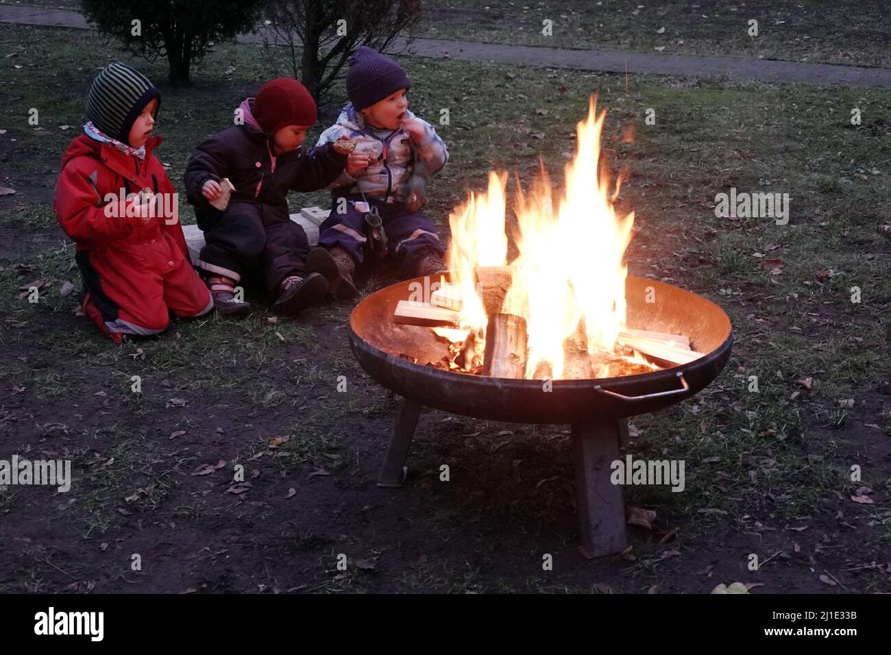 12.12.2020, Deutschland, , Berlin - kleine Kinder sitzen an einer Feuerschale. 00S201212D065CAROEX.JPG [MODEL RELEASE: NO, PROPERTY RELEASE: NO (c) caro image Stockfoto