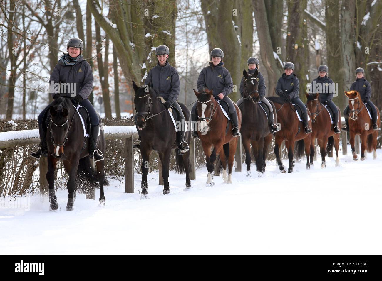 12.02.2021, Deutschland, Sachsen, Graditz - Gestuet Graditz, Auszubildende auf der verschneiten Reithalle. 00S210212D419CAROEX.JPG [MODEL RELEASE: NO, PROPERT Stockfoto