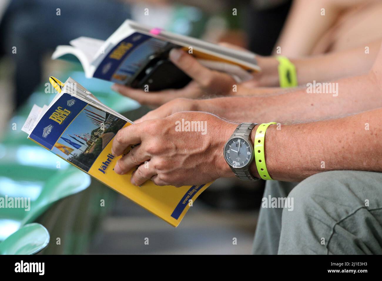 03.09.2021, Deutschland, Baden-Württemberg, Iffezheim - symbolisches Foto: Lesung im Auktionskatalog. 00S210903D367CAROEX.JPG [MODELLVERSION: NEIN, PROPE Stockfoto