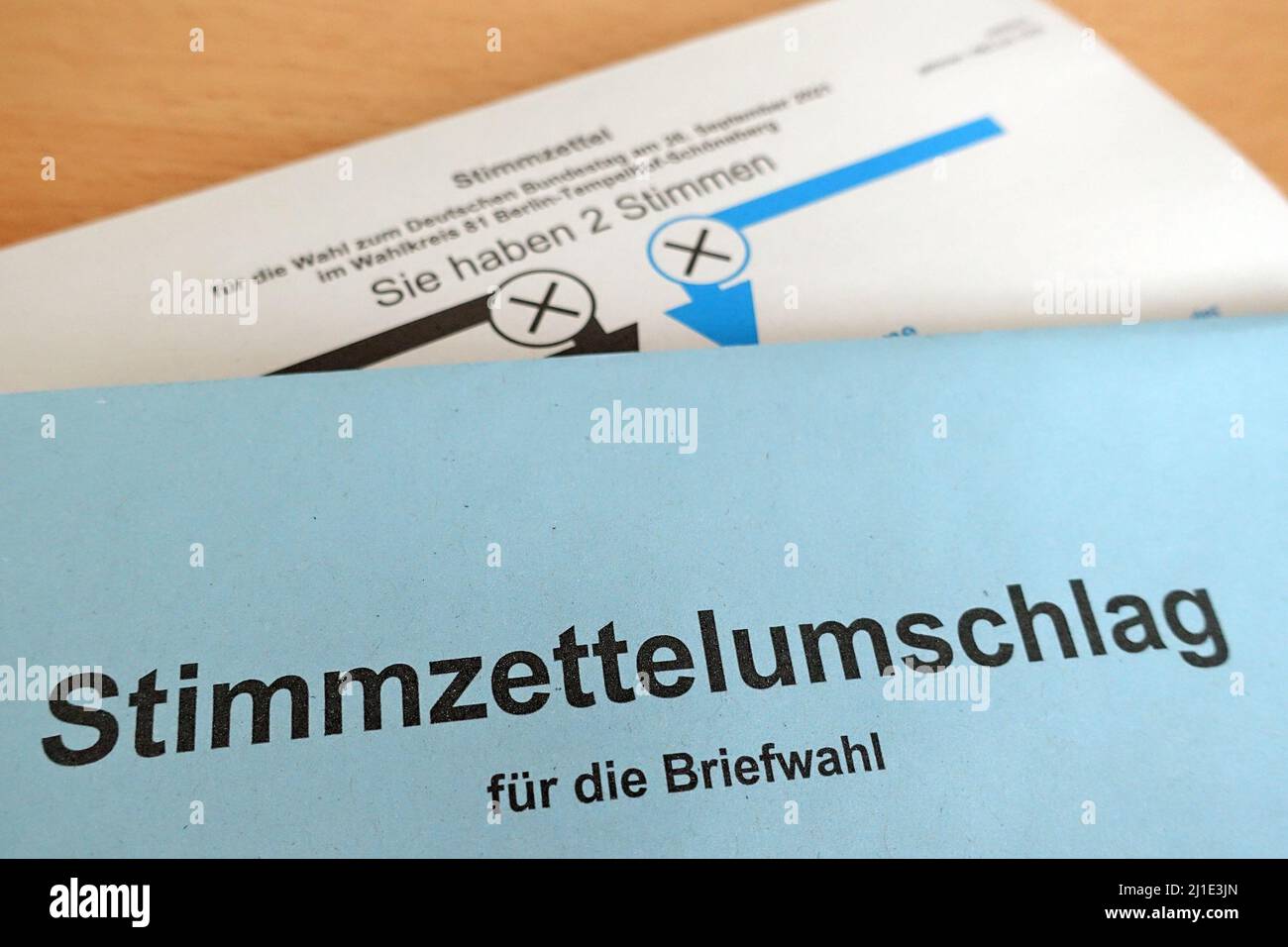 12.09.2021, Deutschland, , Berlin - Stimmzettel und Briefumschlag für eine Briefwahl. 00S210912D387CAROEX.JPG [MODEL RELEASE: NO, PROPERTY RELEASE: NO (C) CARO Stockfoto