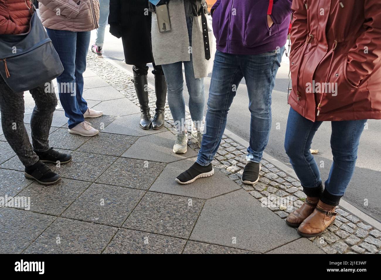 29.10.2021, Deutschland, , Berlin - Nahaufnahme: Frauen stehen in einer Gruppe auf einem Bürgersteig zusammen. 00S211029D478CAROEX.JPG [MODEL RELEASE: NO, PROPERTY RELEA Stockfoto