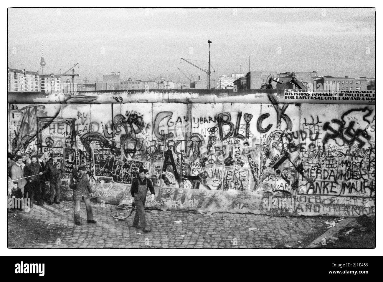 02.04.1990, Deutschland, , Berlin - vor dem Abriss am Leipziger Platz sichern Polizisten einen Teil der Berliner Mauer vor Zuschauern. 00S900402D030CAROE Stockfoto