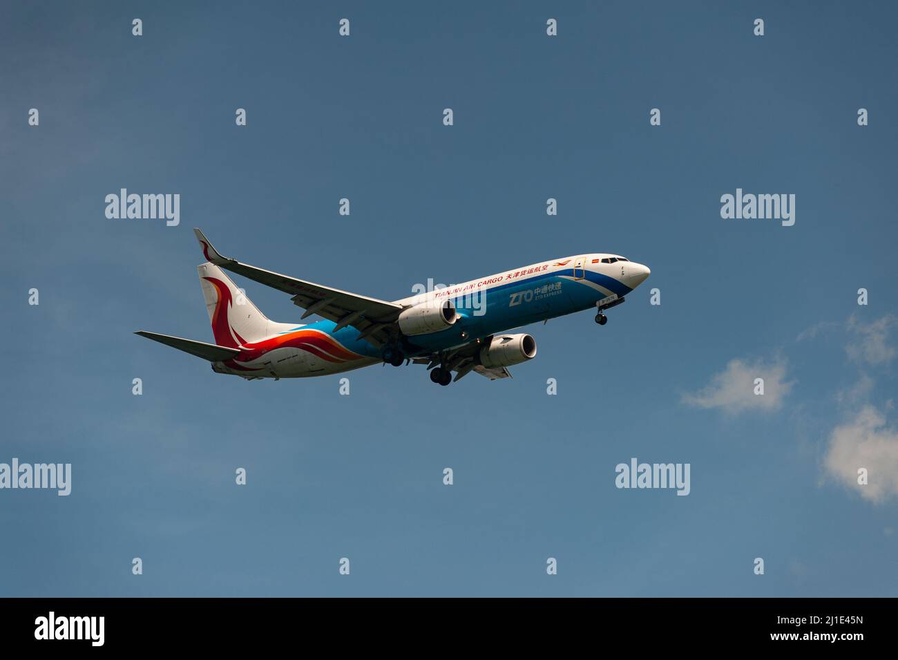 29.11.2021, Singapore, , Singapur - Ein Frachtflugzeug der chinesischen Fluggesellschaft Tianjin Air Cargo in einer ZTO Express Lackierung vom Typ Boeing 737-800 mit Stockfoto