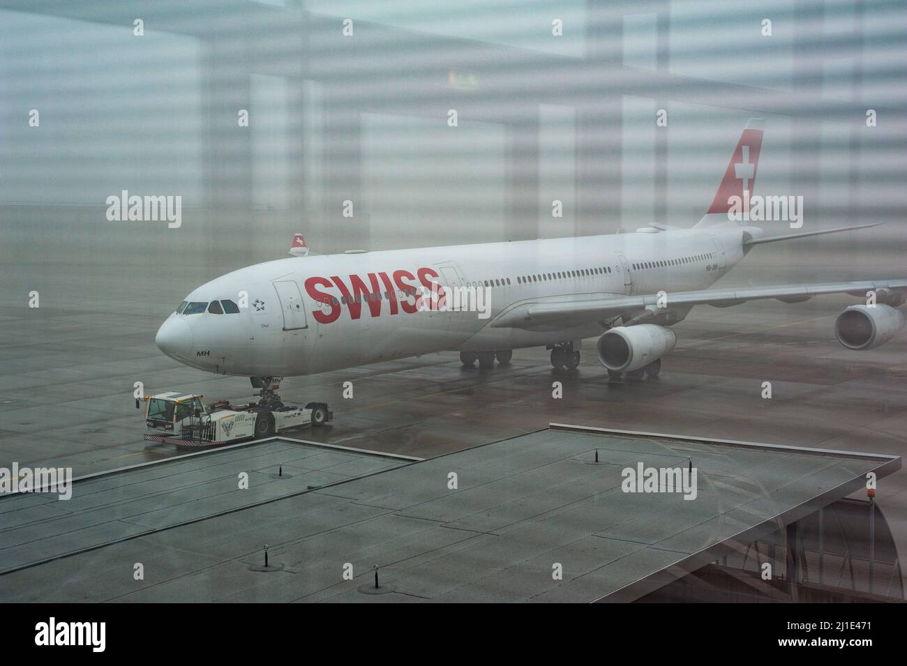14.12.2021, Schweiz, , Zürich - ein Airbus A340-300 Passagierflugzeug von Swiss Airlines mit der Registrierung HB-JMH und dem Namen Chur während des Pushback Stockfoto