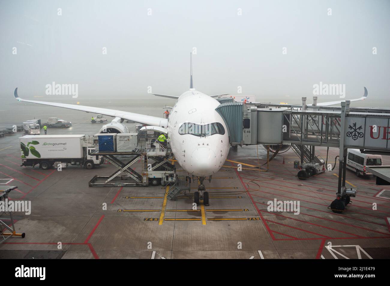 14.12.2021, Schweiz, , Zürich - Ein Passagierjet von Singapore Airlines A350-900 parkt an einem Standplatz am Terminal Dock E des Flughafens Zürich Stockfoto