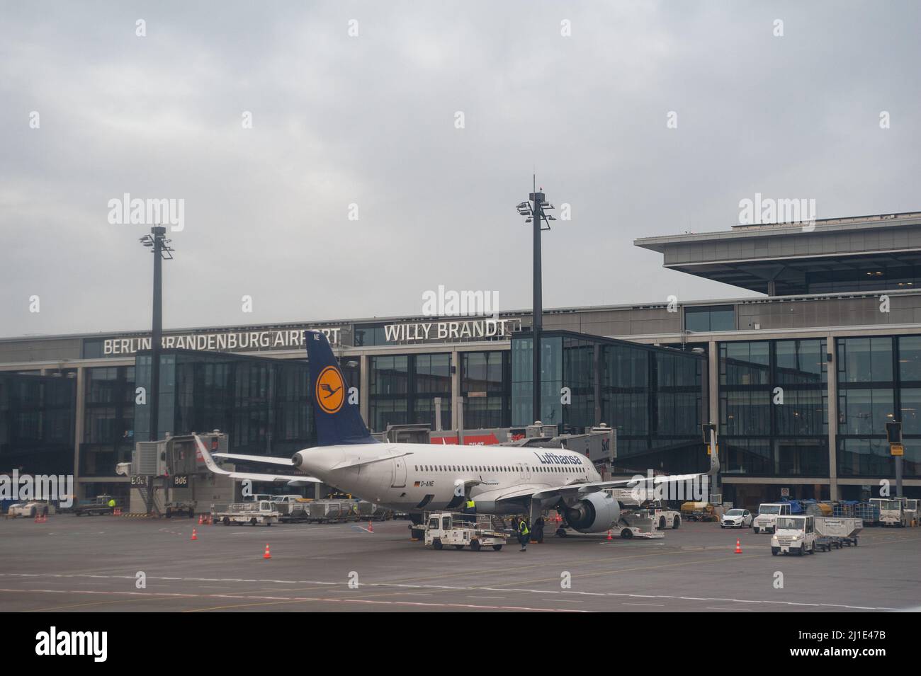 14.12.2021, Deutschland, , Berlin - Ein Lufthansa Airbus A320 Neo Passagierflugzeug, das an einem Gate am Willy Brandt Flughafen in Berlin Brandenburg geparkt ist. Lufthansa Stockfoto