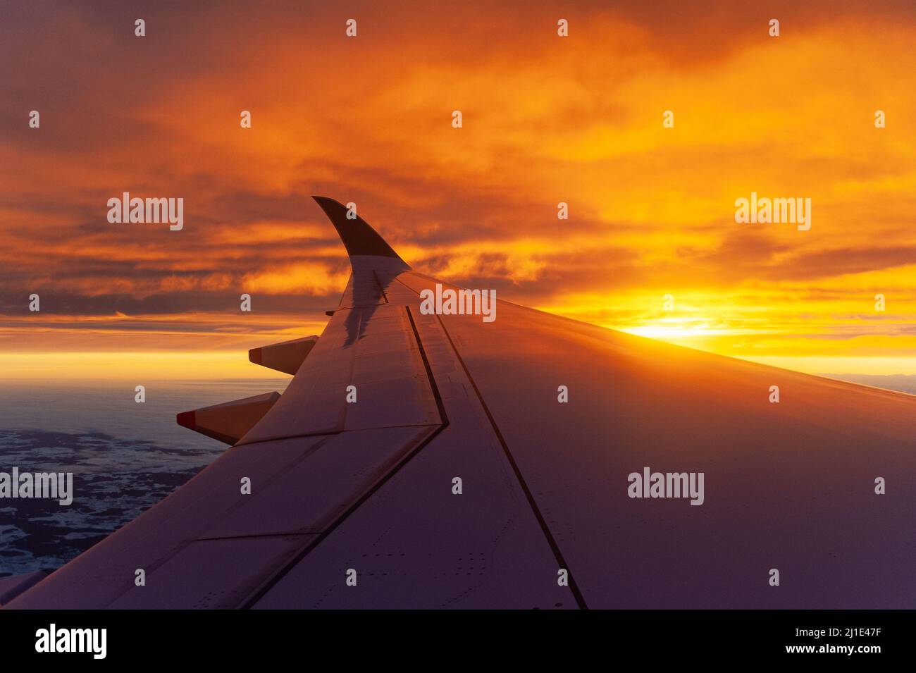 14.12.2021, Schweiz, , Zürich - Luftaufnahme auf dem Flug mit Singapore Airlines von Singapur nach Zürich bei einem schönen Sonnenaufgang mit Blick von Stockfoto
