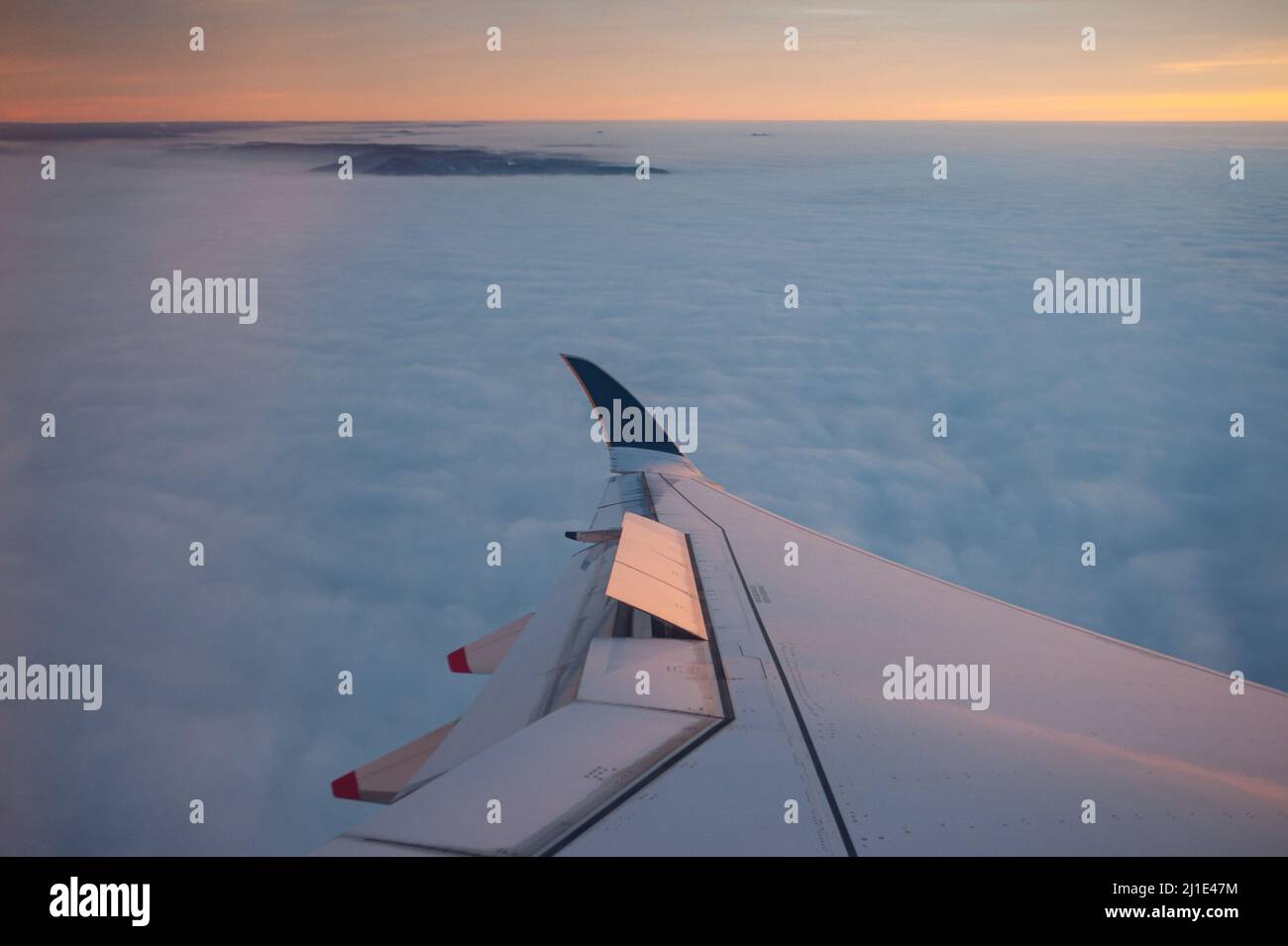 14.12.2021, Schweiz, , Zürich - Luftaufnahme auf Flug mit Singapore Airlines von Singapur nach Zürich am frühen Morgen mit Blick aus dem Flugzeug Stockfoto