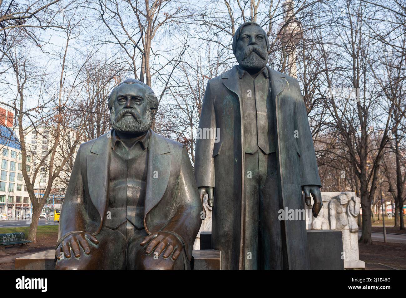 22.12.2021, Deutschland, , Berlin - Marx-Engels-Forum auf einer Grünfläche entlang der Karl-Liebknecht-Straße im Bezirk Mitte mit den Bronzestatuen Gedenkfeier Stockfoto
