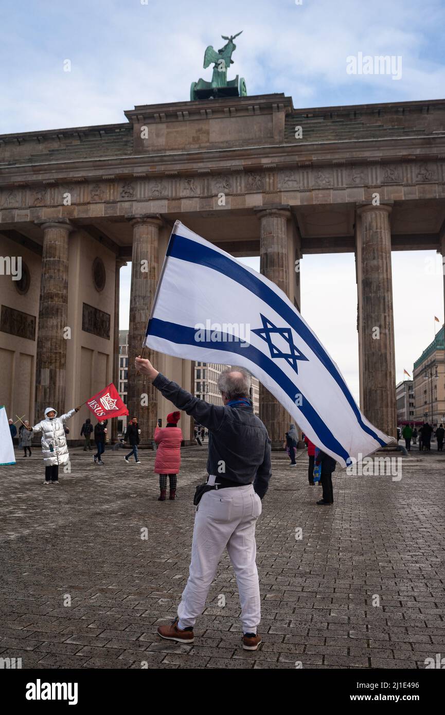 22.01.2022, Deutschland, , Berlin - Ein Mann schwenkt mit dem Davidstern auf dem Platz des 18 Maerz vor dem B eine israelische Flagge Stockfoto