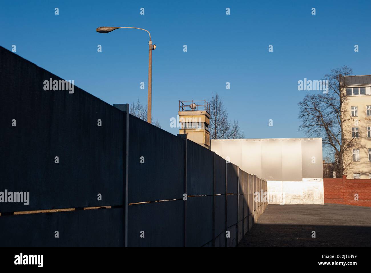 06.01.2022, Deutschland, , Berlin - das Denkmal der Berliner Mauer mit einem Grenzturm, Betonwandsegmenten und einer Stahlmauer entlang der Bernauer Straße in Berlin Stockfoto