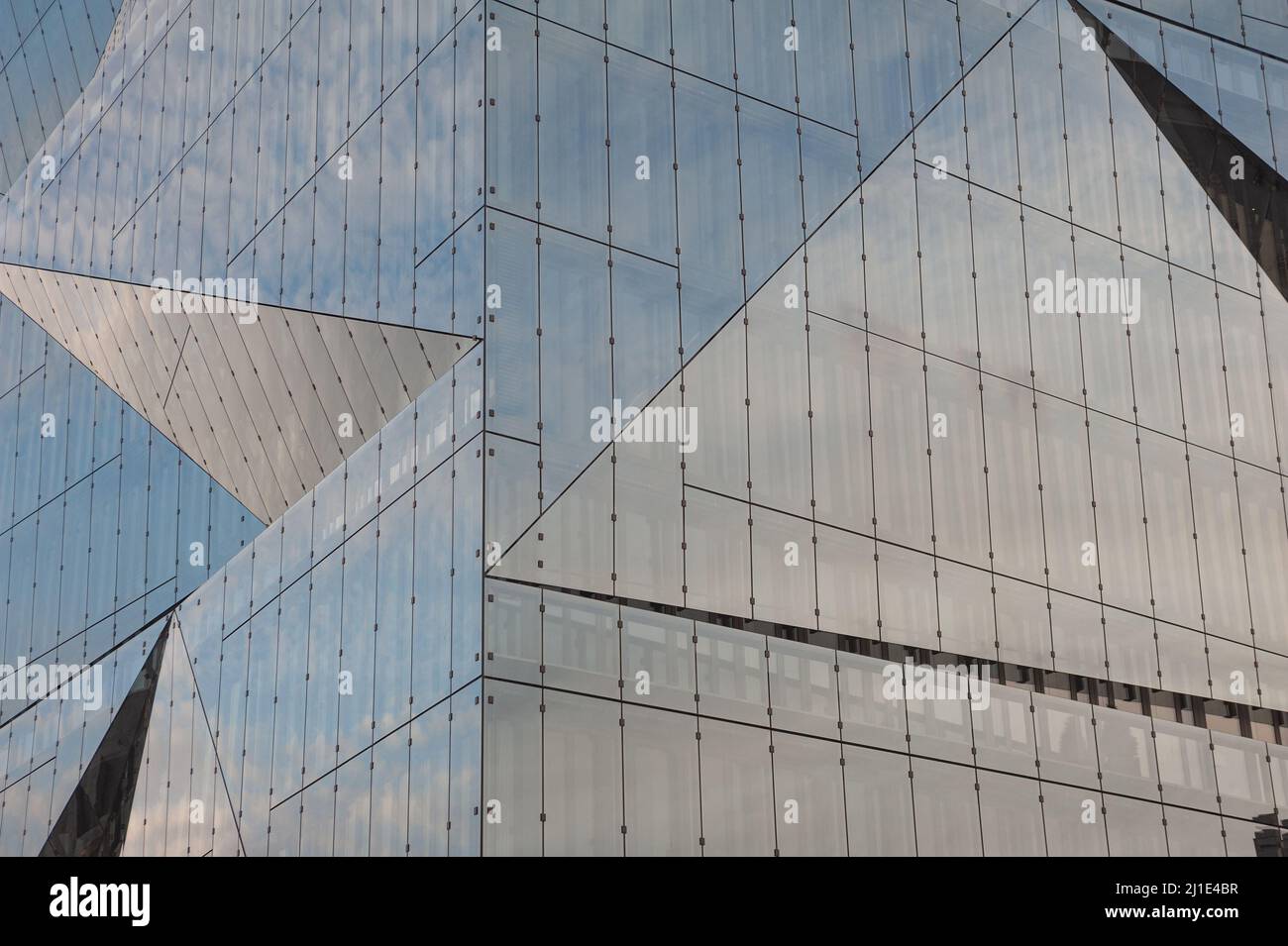 22.01.2022, Deutschland, , Berlin - die futuristische Glasfassade des neuen Cube Berlin-Gebäudes 3XN am Washingtonplatz im Bezirk Mitte. Das Design w Stockfoto