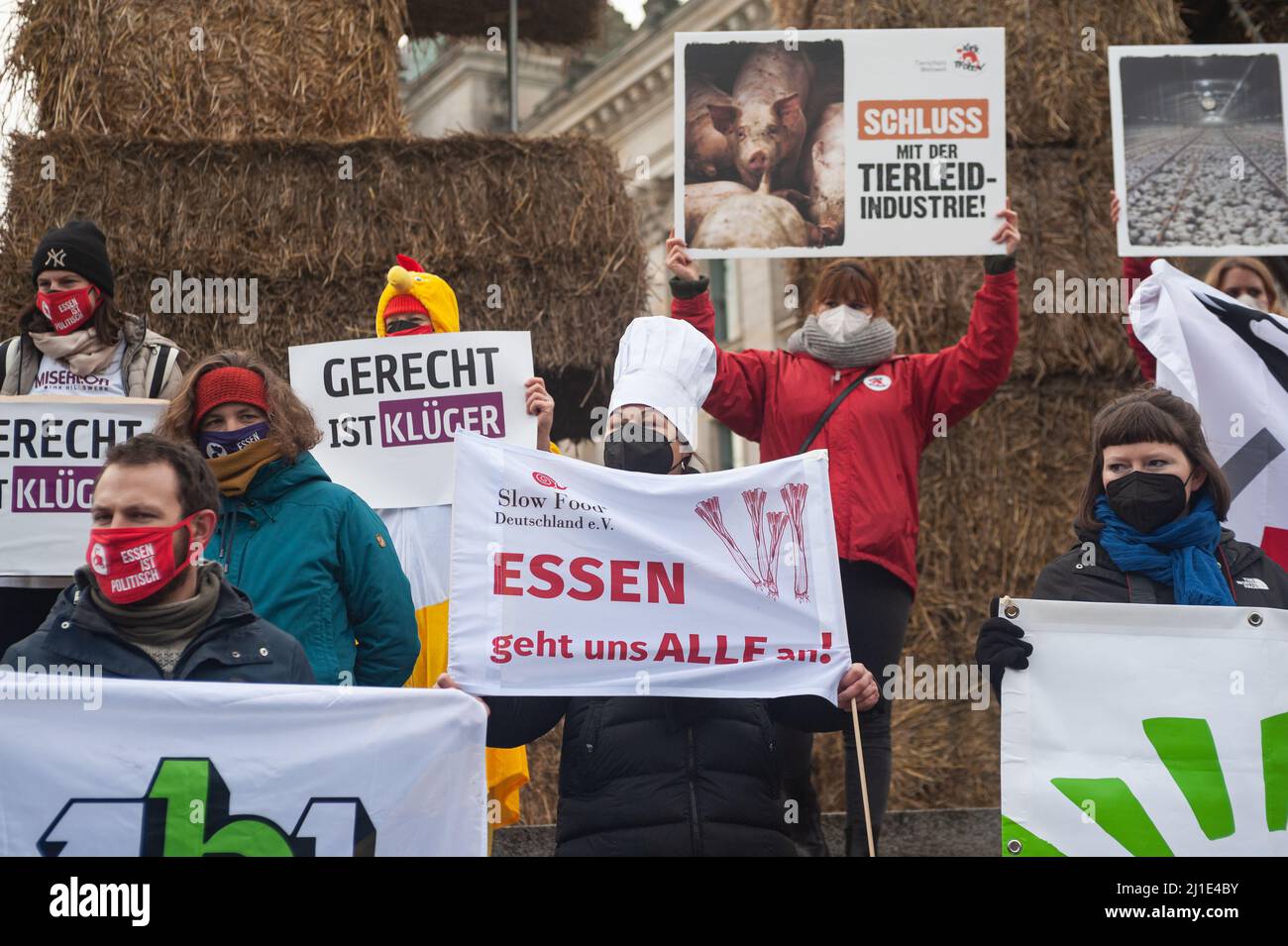 22.01.2022, Deutschland, , Berlin - unter dem Motto Agrarwende Jetzt!, vertreten durch einen Schriftzug aus Strohballen, eine Kundgebung des Bündnisses Wir haben e Stockfoto