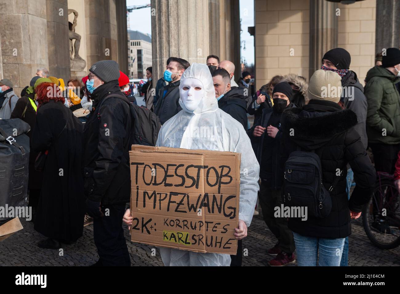 12.02.2022, Deutschland, , Berlin - Corona-Leugner, Impfgegner und Impfskeptiker protestieren während einer Demonstration auf dem Platz des 18 Maer Stockfoto