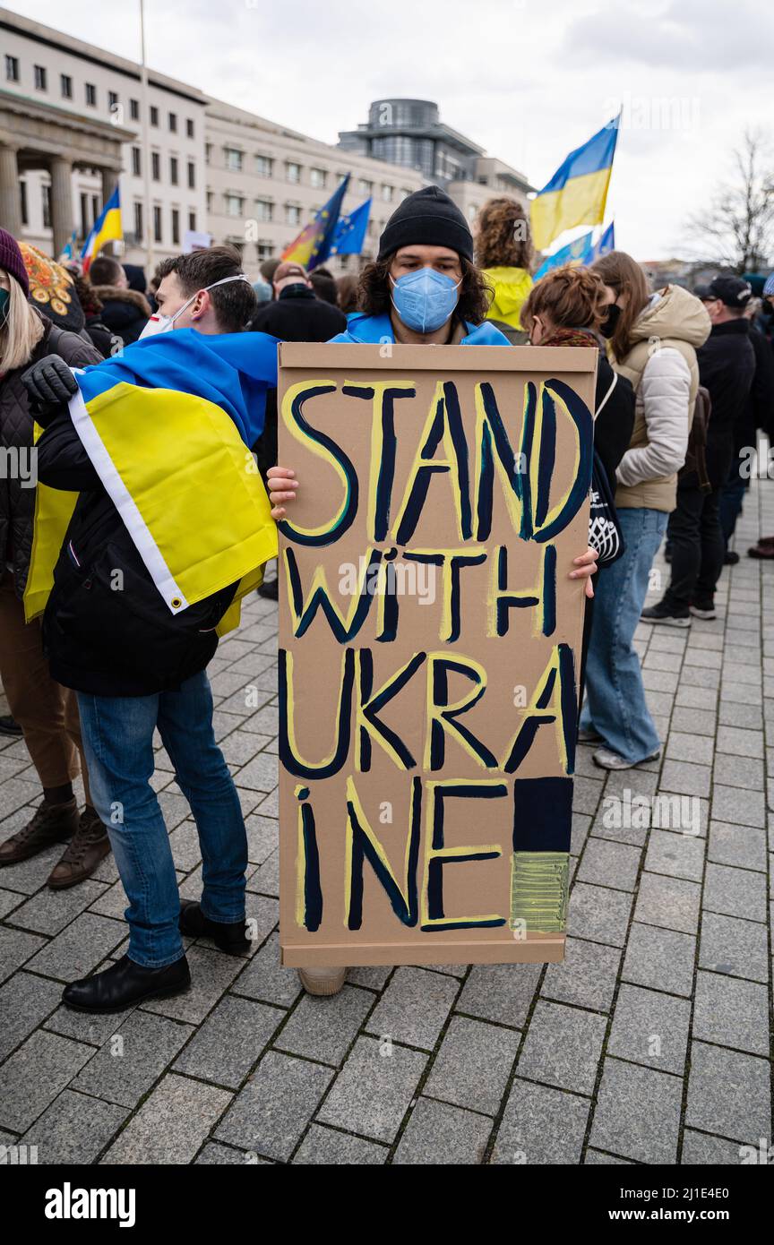 19.02.2022, Deutschland, , Berlin - Demonstration der in Berlin und Deutschland lebenden Ukrainer und Anhänger unter dem Motto Solidarität mit der Ukraine - Han Stockfoto