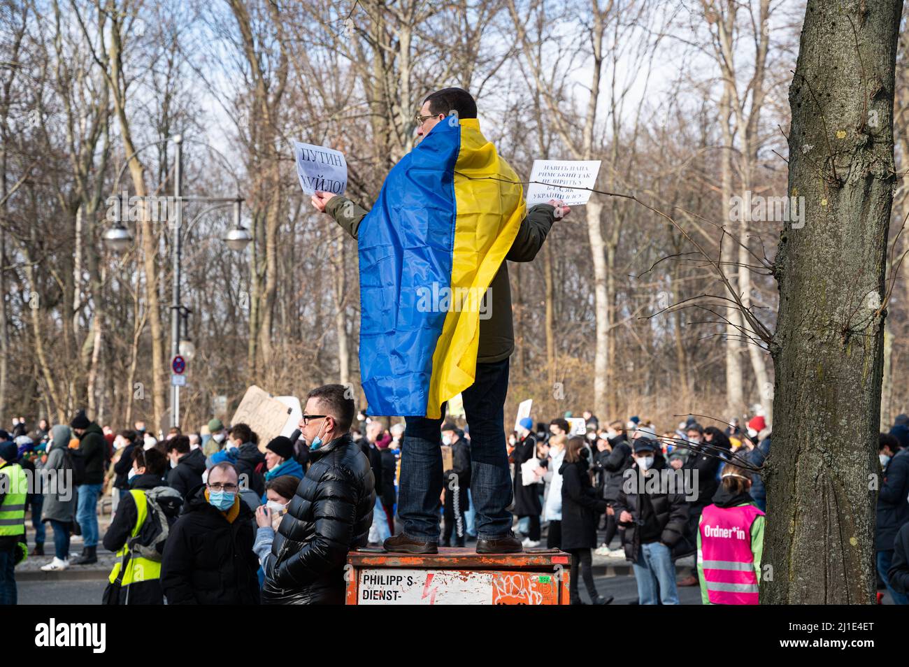 27.02.2022, Deutschland, , Berlin - in Berlin protestieren mehrere hunderttausend Menschen für den Frieden in Europa und gegen den illegalen Krieg Russlands gegen Aggr Stockfoto