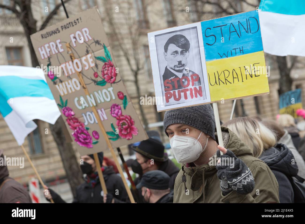 06.03.2022, Deutschland, Berlin, Berlin - Demonstration gegen Putin und den Krieg in der Ukraine vor der russischen Botschaft unter Linden. Ein Mann Stockfoto
