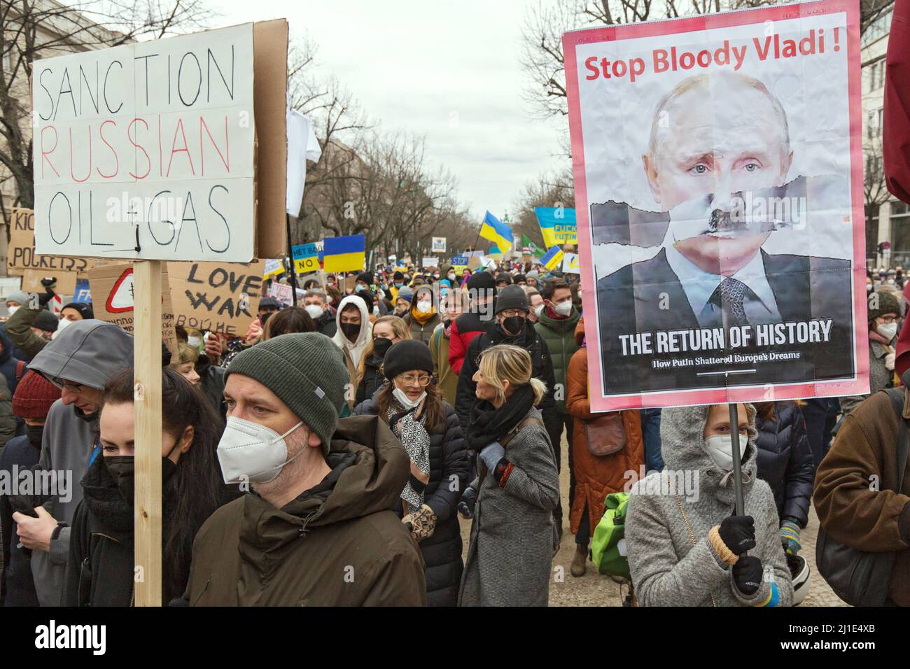 06.03.2022, Deutschland, Berlin, Berlin - Demonstration gegen Putin und den Krieg in der Ukraine vor der russischen Botschaft unter Linden. Ein Wom Stockfoto