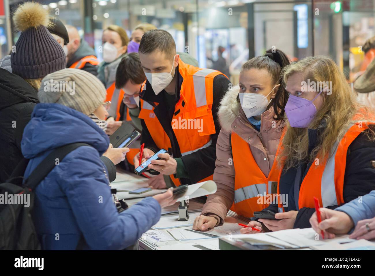 09.03.2022, Deutschland, Berlin, Berlin - Ukrainische Kriegsflüchtlinge, die mit dem Zug ankommen, werden von Freiwilligen am Hauptbahnhof betreut. Bei einer Information Stockfoto