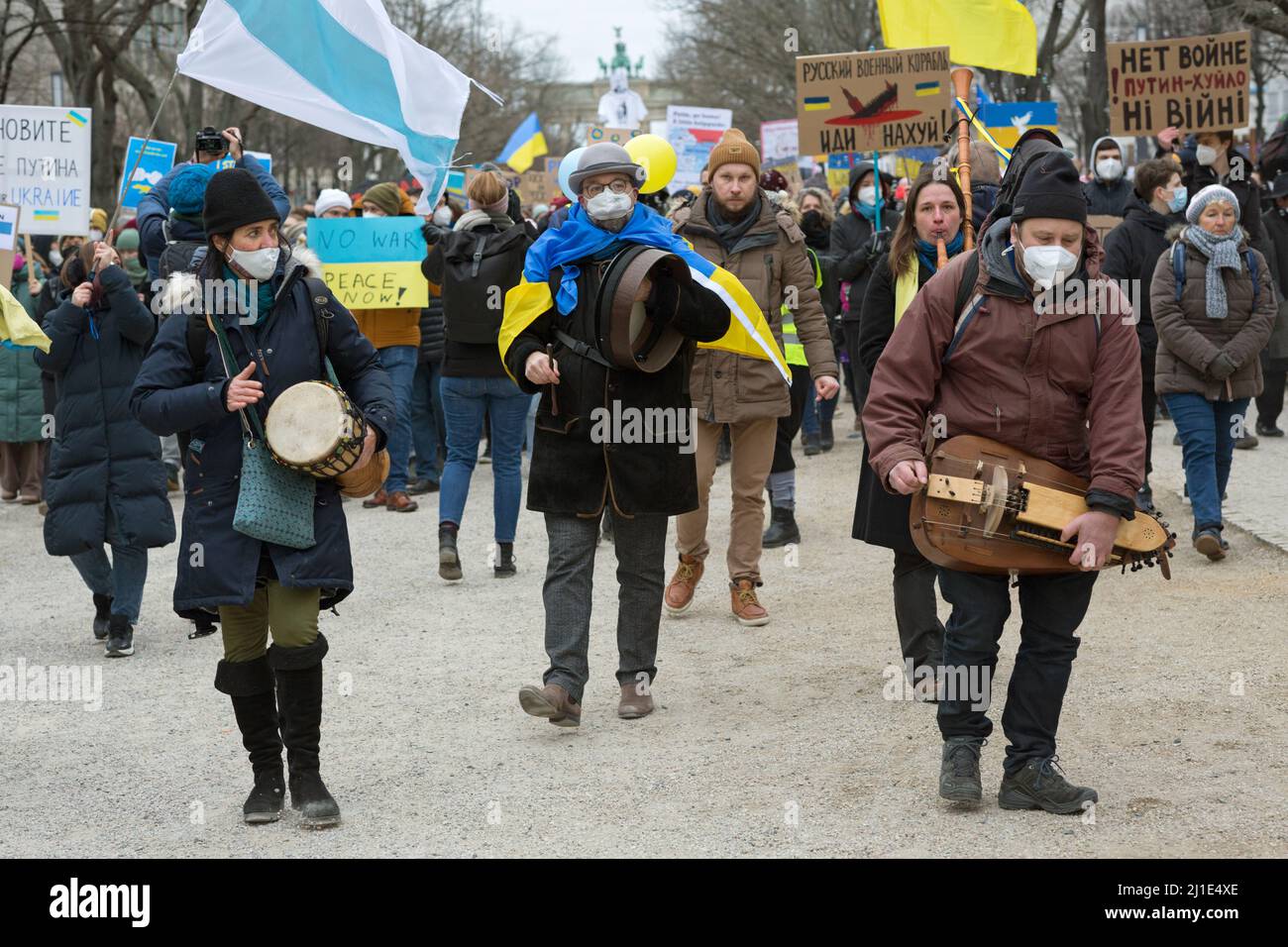 06.03.2022, Deutschland, Berlin, Berlin - Demonstration mit Plakaten und Fahnen gegen Putin und den Krieg in der Ukraine vor der russischen Botschaft unter Stockfoto