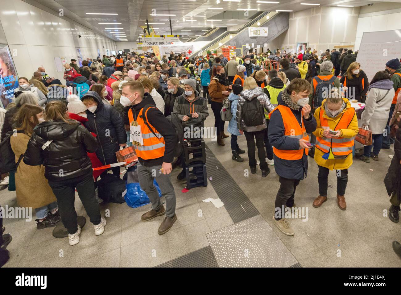 09.03.2022, Deutschland, Berlin, Berlin - Ukrainische Kriegsflüchtlinge, die mit dem Zug ankommen, werden von Freiwilligen am Hauptbahnhof betreut. 00U220309D028CA Stockfoto