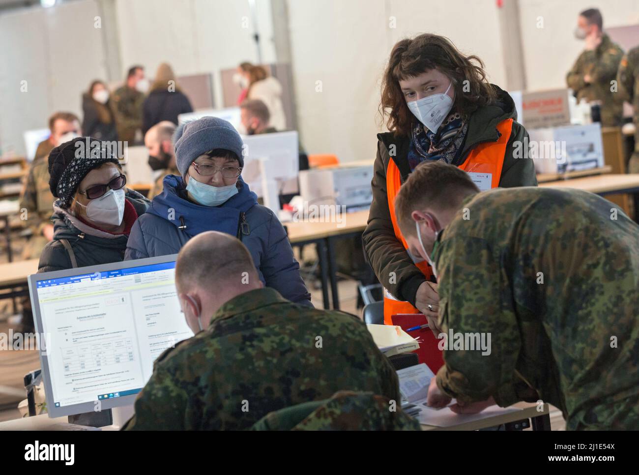 20.03.2022, Deutschland, Berlin, Berlin - Ukraine Ankunftszentrum am Flughafen Tegel. Ukrainische Kriegsflüchtlinge werden von deutschen Soldaten registriert und verteilen Stockfoto