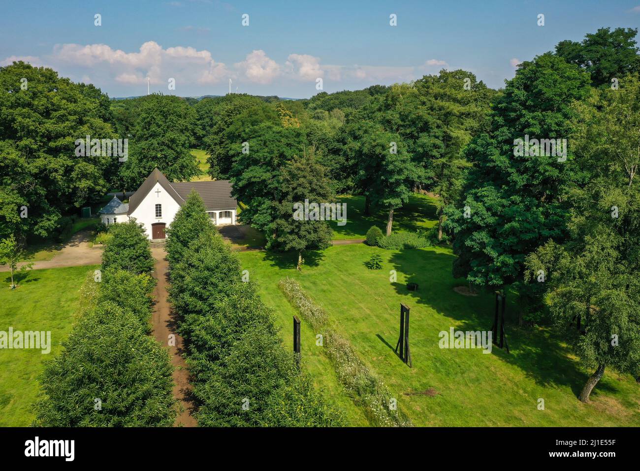 05.08.2021, Deutschland, Nordrhein-Westfalen, Marl - Europäisches Friedenshaus, ehemalige Friedhofskapelle im Friedenspark, Alter Friedhof Brassert. Das Alte Stockfoto