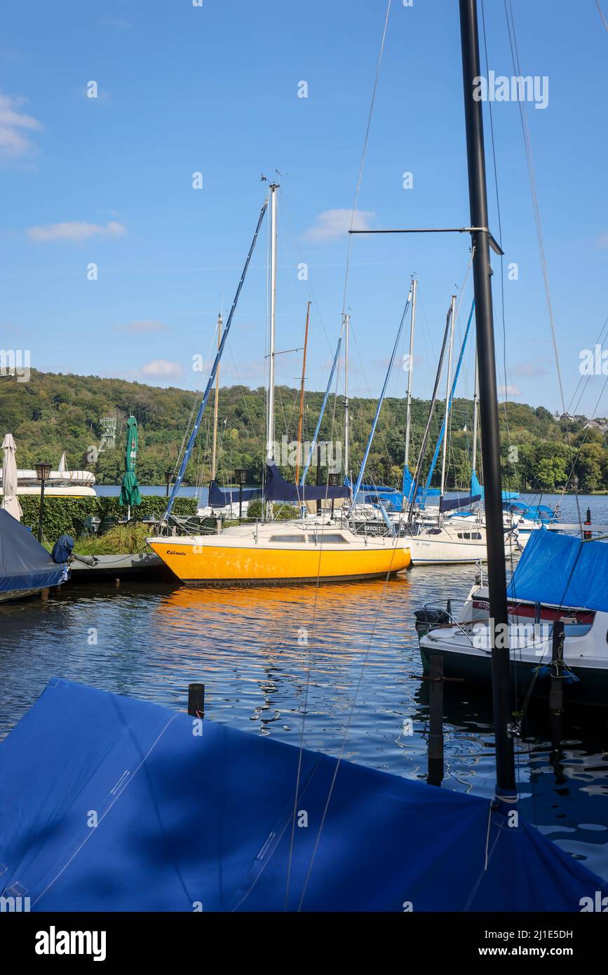 20.09.2021, Deutschland, Nordrhein-Westfalen, Essen - Segelboote im Haus Scheppen am Baldeney-See. Haus Scheppen ist ein ehemaliges herrschaftliche Feudalgut von Stockfoto