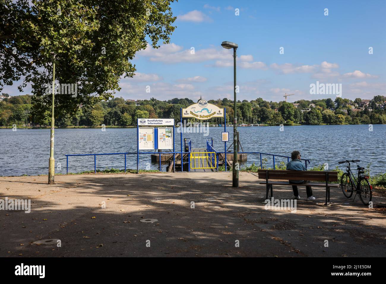 20.09.2021, Deutschland, Nordrhein-Westfalen, Essen - Bootsanlegestelle Haus Scheppen am Baldeneysee. Das Haus Scheppen ist ein ehemaliges herrschaftliche Feudalgut des We Stockfoto