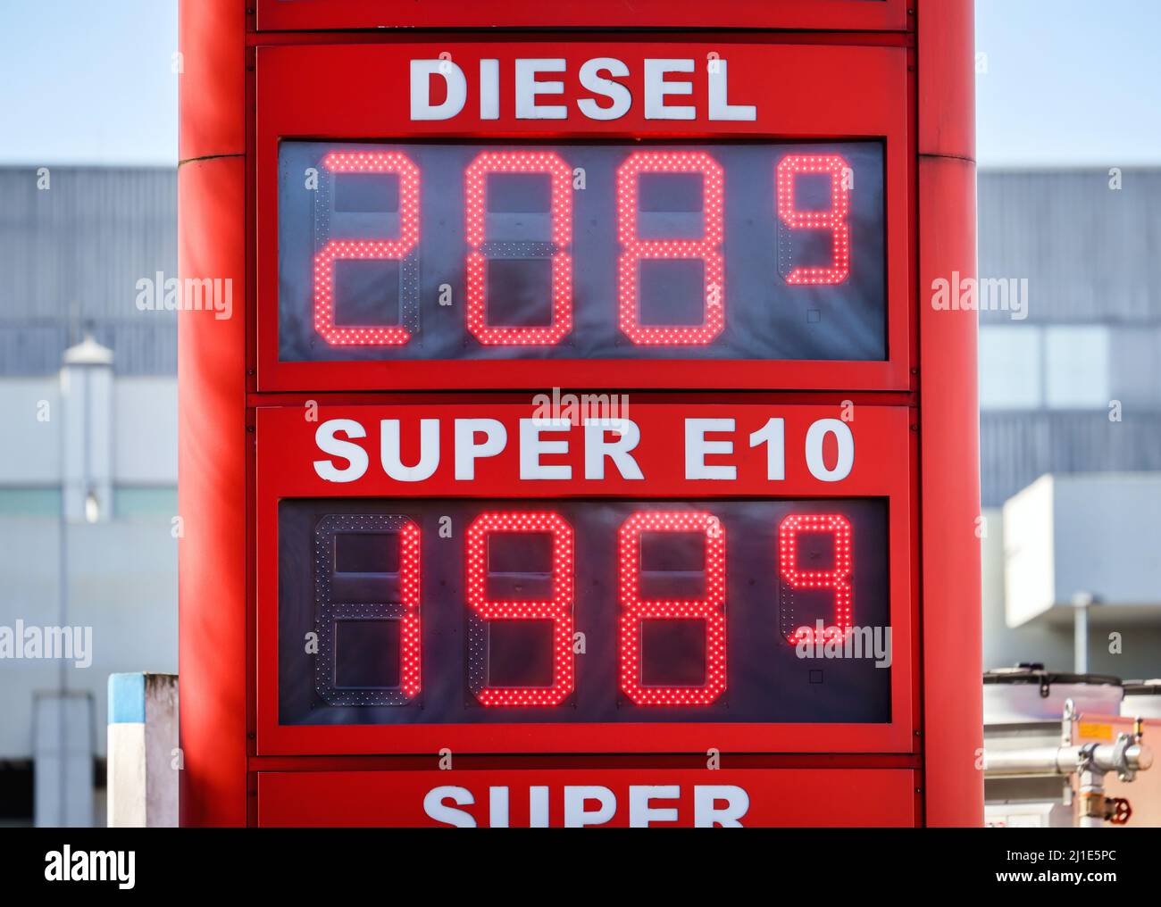 08.03.2022, Deutschland, Nordrhein-Westfalen, Mülheim - Tankstelle verlangt Höchstpreise für Benzin. Diesel wird für 2,08 Euro pro Liter und i verkauft Stockfoto