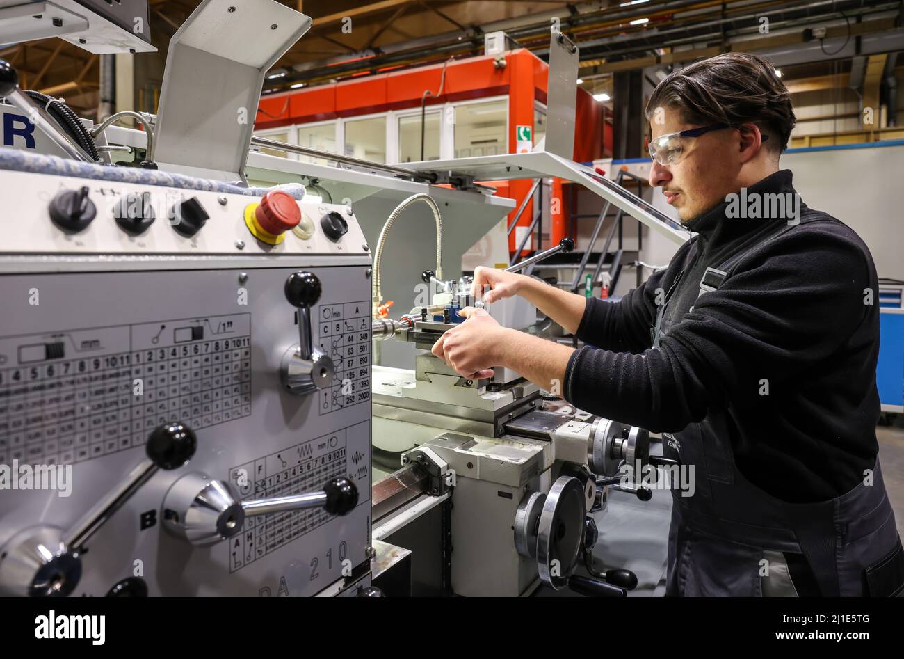 08.03.2022, Deutschland, Nordrhein-Westfalen, Oberhausen - Auszubildende in metallverarbeitenden Berufen. Lehrling bei einer Werkzeugmaschine in der MAN-Ausbildungseinrichtung Stockfoto