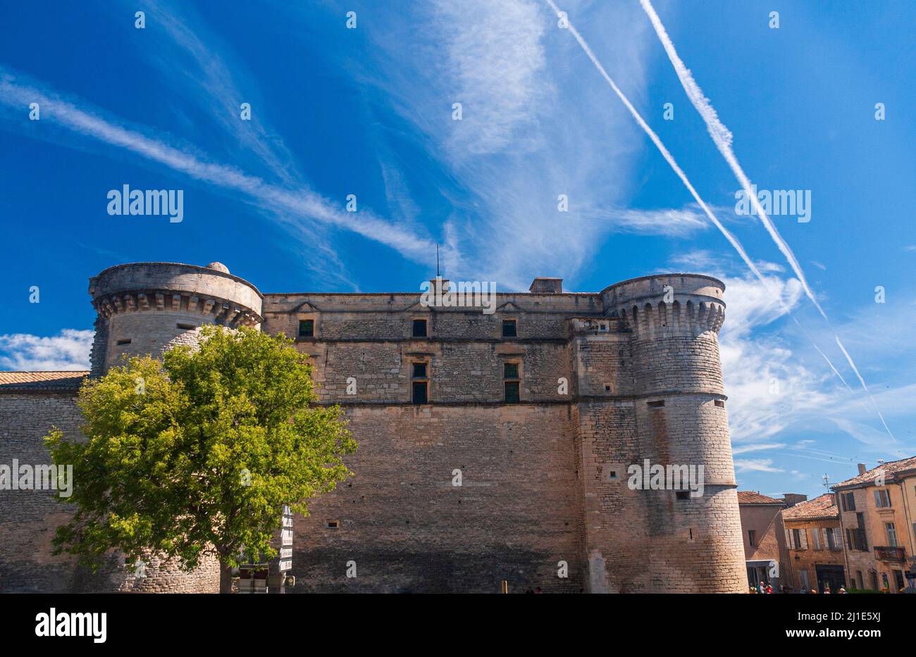 Ein historisches Schloss Château de Gordes, das im 16. Jahrhundert unter einem wolkigen Himmel an einem sonnigen Tag in Gordes, Avignon, Provence, Frankreich erbaut wurde Stockfoto