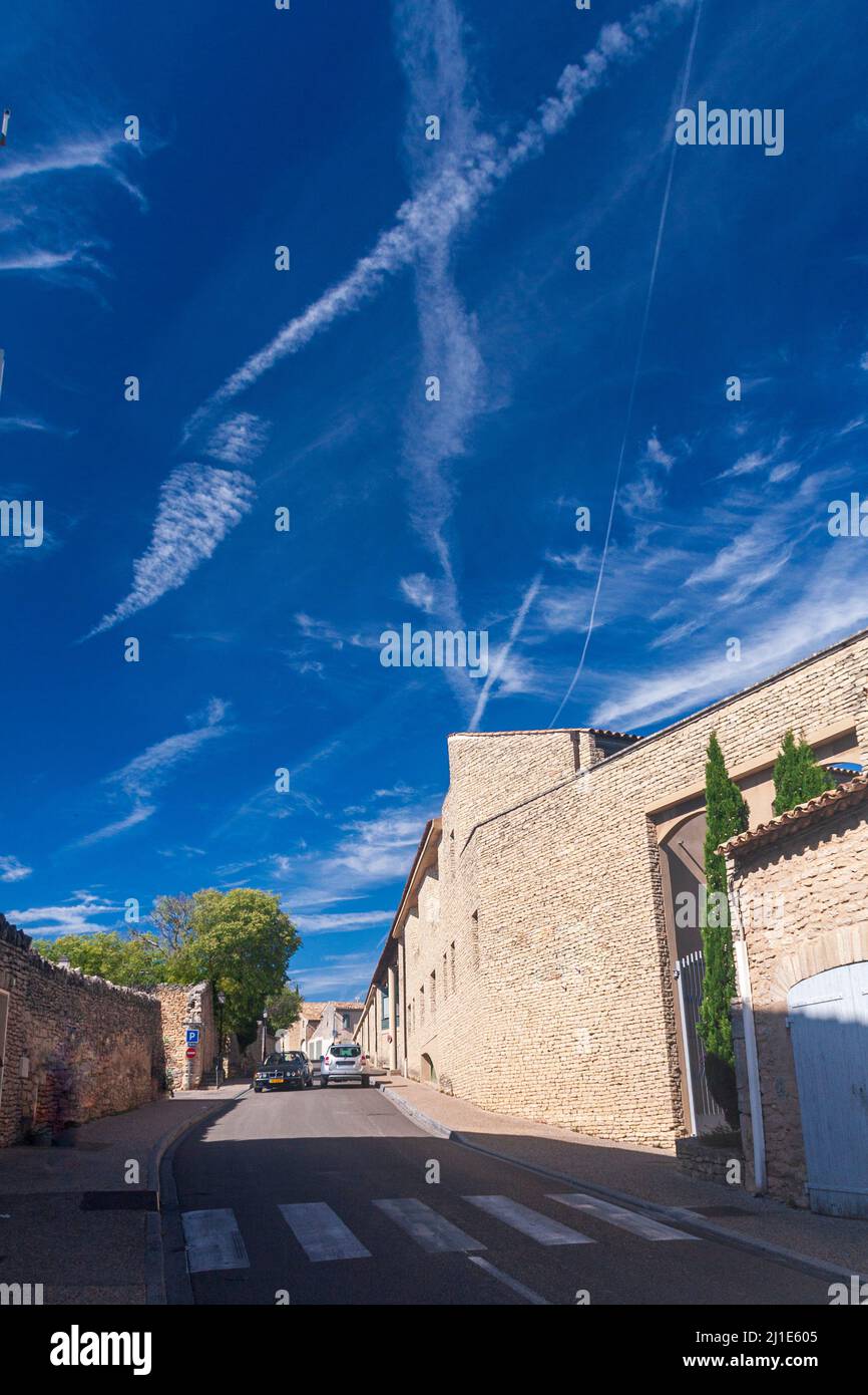 Blick auf einige steinerne Wohnhäuser in der Nähe der Straße unter blauem Himmel an einem sonnigen Tag in Avignon, Provence, Frankreich Stockfoto