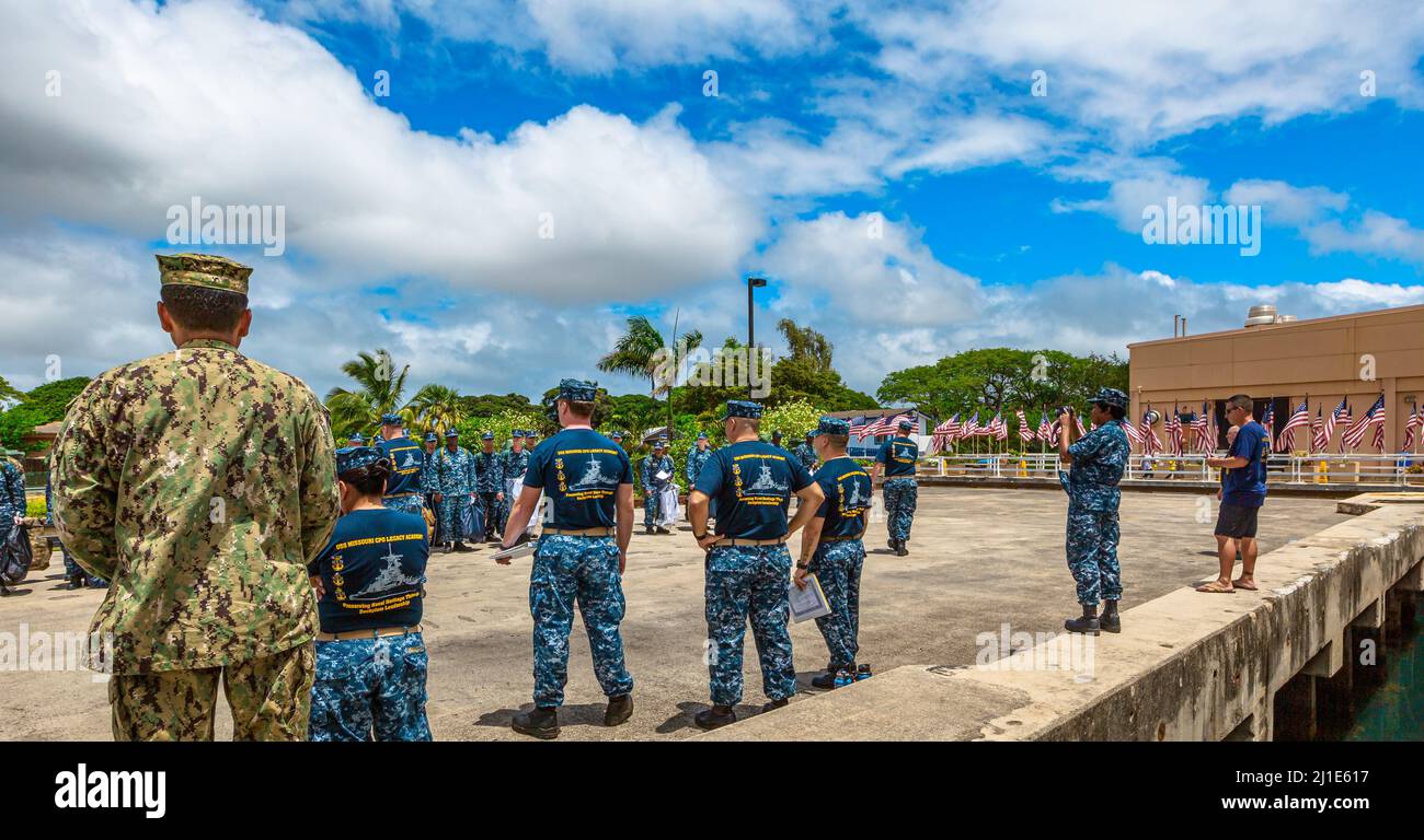 Honolulu, Hawaii, USA - August 2016: US Navy American Soldiers of USS Missouri CPO Legacy Academy in Battleship Missouri Memorial. Chef Stockfoto