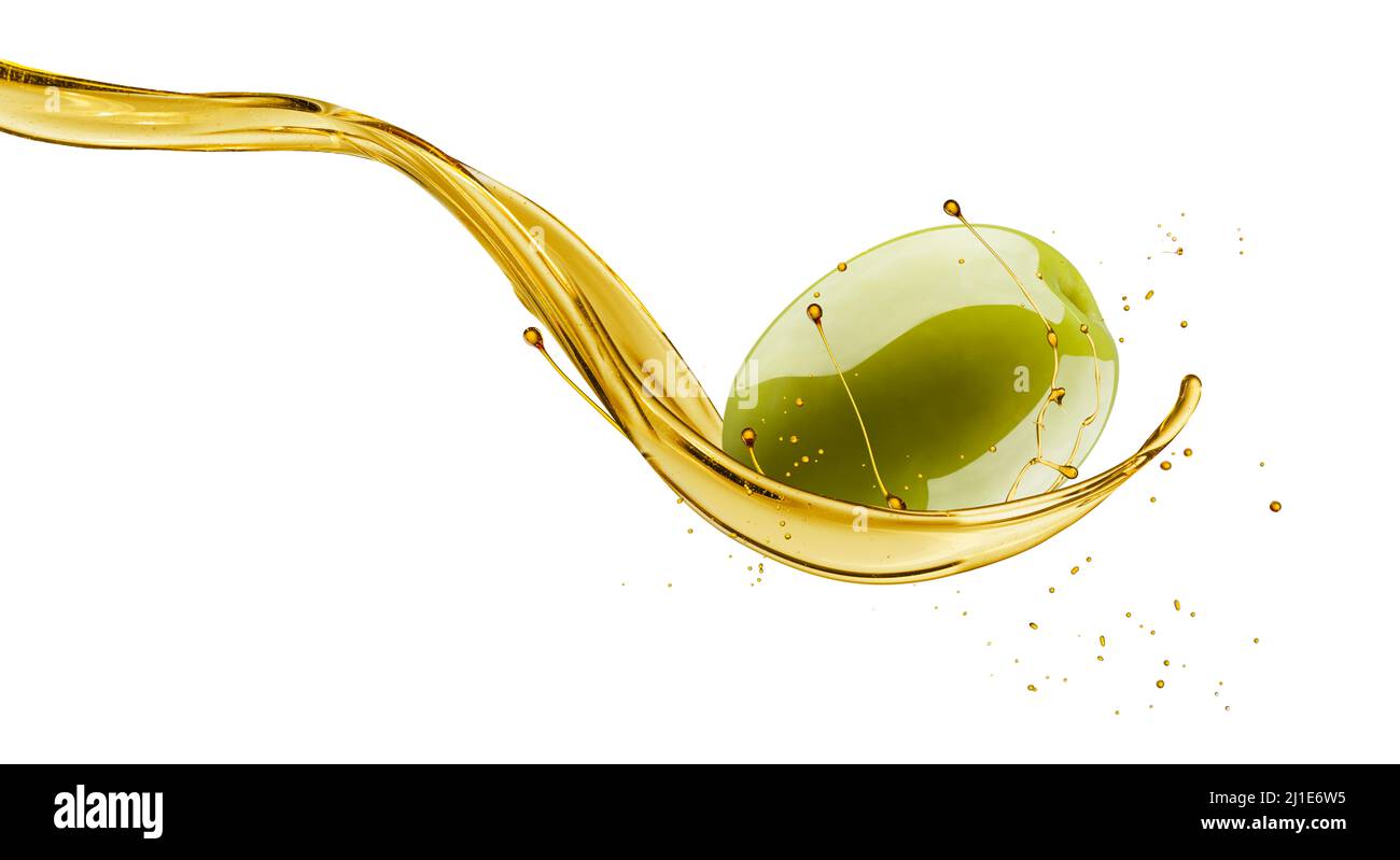 Ölwelle spritzt mit grüner Olive, isoliert auf weißem Hintergrund Stockfoto