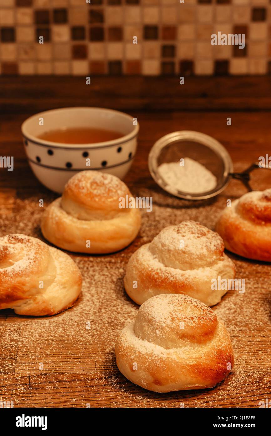 Traditionelles Osterbacken mit Honig zum Frühstück. Köstliche hausgemachte heiße Brötchen aus süßem Hefeteig, CZ jidase, traditionell in tschechischer Sprache gebacken Stockfoto